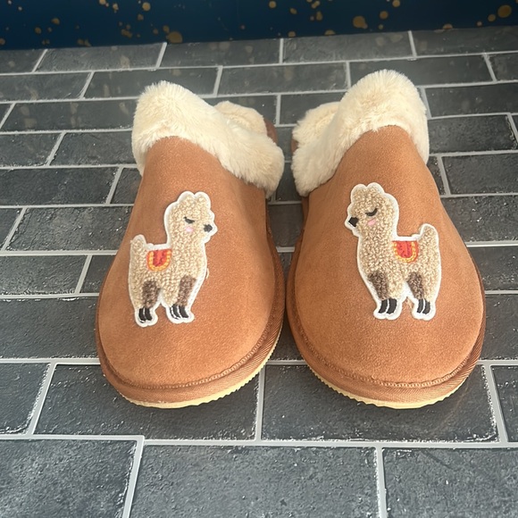 Llama Cozy Slipper - Picture 2 of 3
